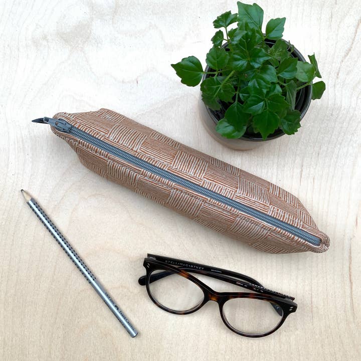 ASTUCCIO PER MATITE GRANT IN CESTINO IN TERRACOTTA per la vendita all'ingrosso da parte di Frankie & Coco PDX