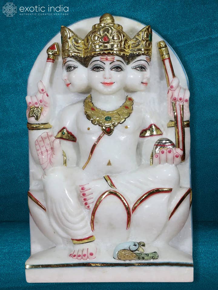 Kartikeya de 12 pouces assis sur un lotus | Statue en marbre blanc de Makrana pour la vente par Exotic India Art