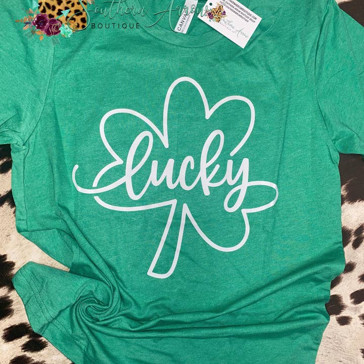 Maglietta Lucky Clover ☘️ per la vendita all'ingrosso da parte di Okie Made Tees