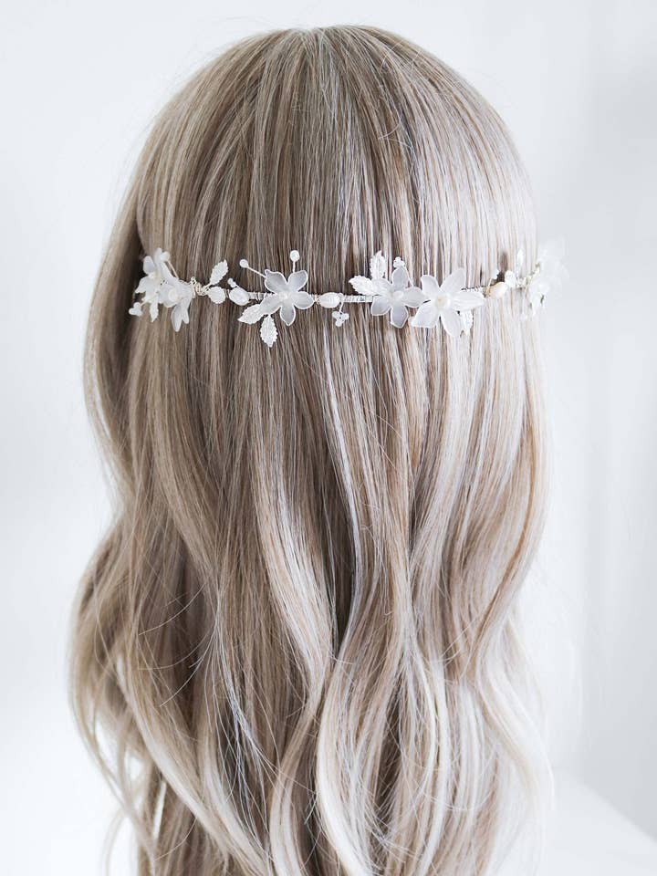 Bandeau en perles d'eau douce Melody et fleurs pour la vente par Miss Foxine Couture