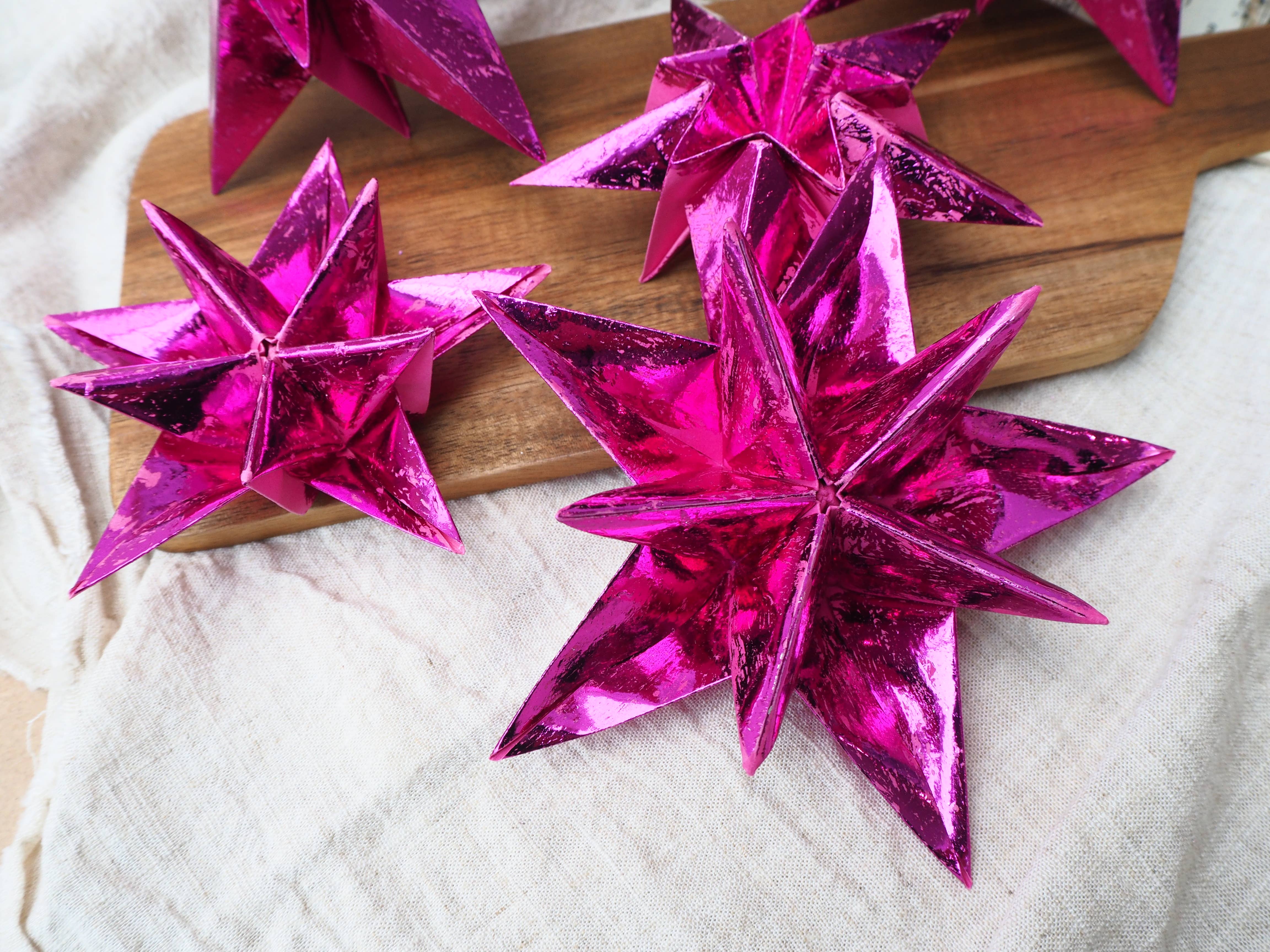 Joyful Array – Großhandel Weihnachtsschmuck – Weihnachtliche Origami-Sterne aus metallischem Pink1