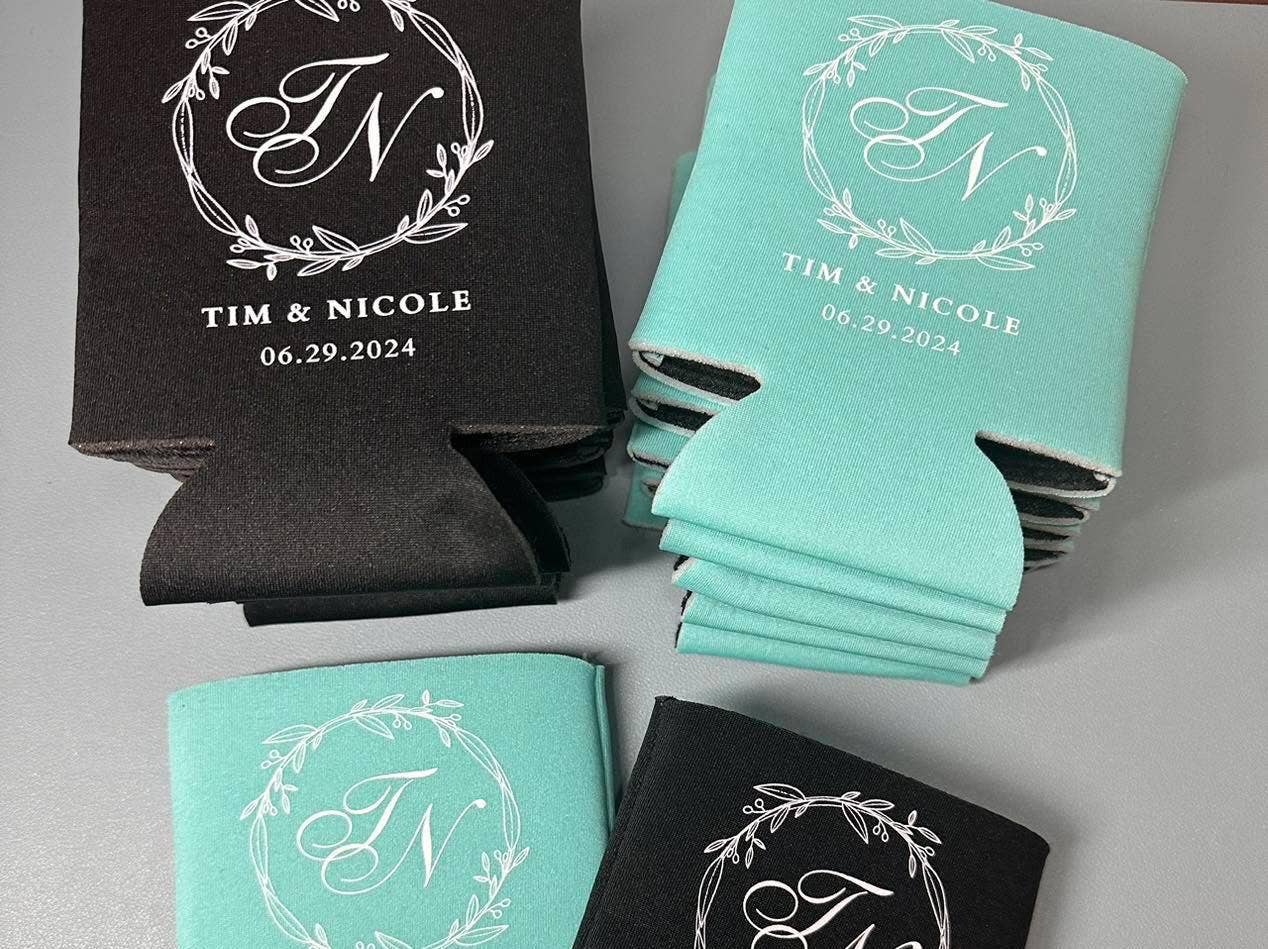 11:11 Customs - Vente Housses de boisson - Koozies personnalisés0