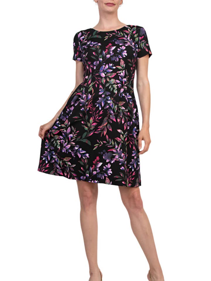 Vestido de línea A con cuello redondeado tipo barco, estampado floral por toda la prenda y bolsillos en las costuras laterales de Connected Apparel. para venta al por mayor de Immediate Apparel