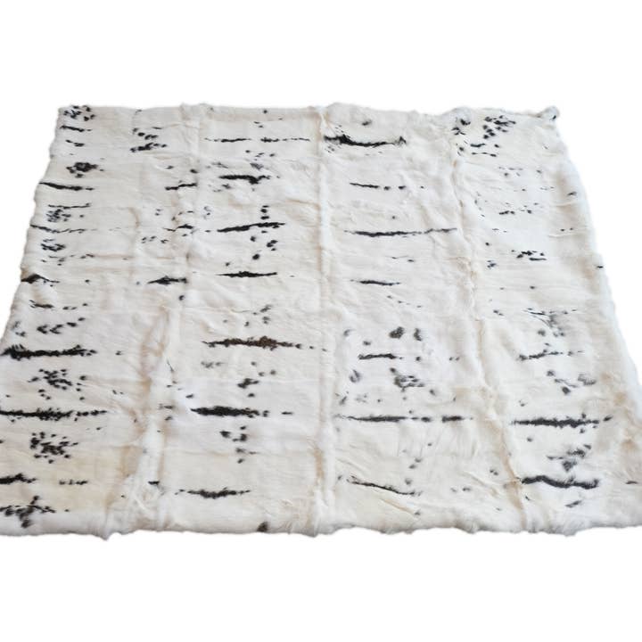 HomeRoots – Engroshandel Tæppe – 50" X 60" Sort og hvid kaninpels plys tæppe3