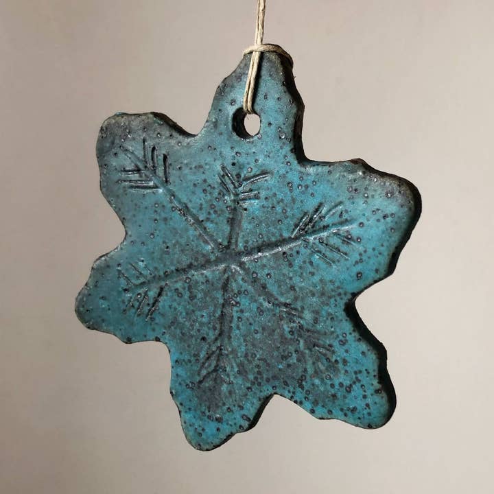 Ornamento in ceramica fatto a mano 〰️ Fiocco di neve per la vendita all'ingrosso da parte di Spring + Vine