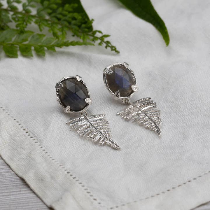 Amanda Coleman Jewelry – Großhandel Ohrhänger – Botanische Nest-Ohrringe mit Farnanhänger und Labradorit-, Rubin- oder Kyanit-Edelstein6