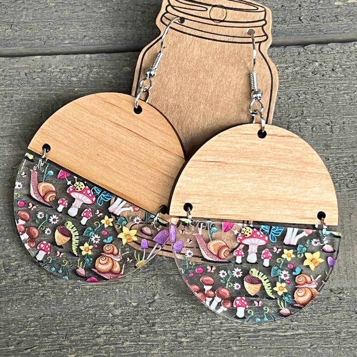 Orecchini Mushroom Forest, metà acrilico e metà legno per la vendita all'ingrosso da parte di Jill's Jewels