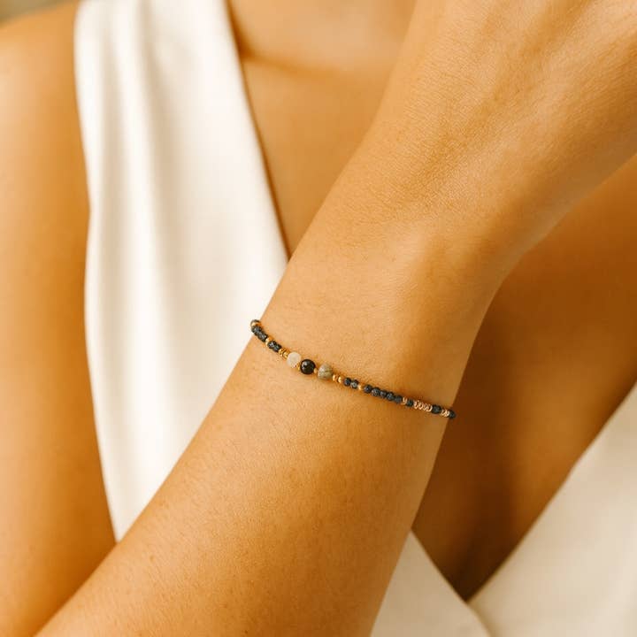 Pulsera azul zafiro con sodalita y cuentas doradas para venta al por mayor de Clary Scott Paris