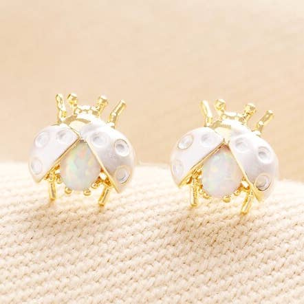 Boucles d'oreilles clous Coccinelle en or avec opale pour la vente par Lisa Angel