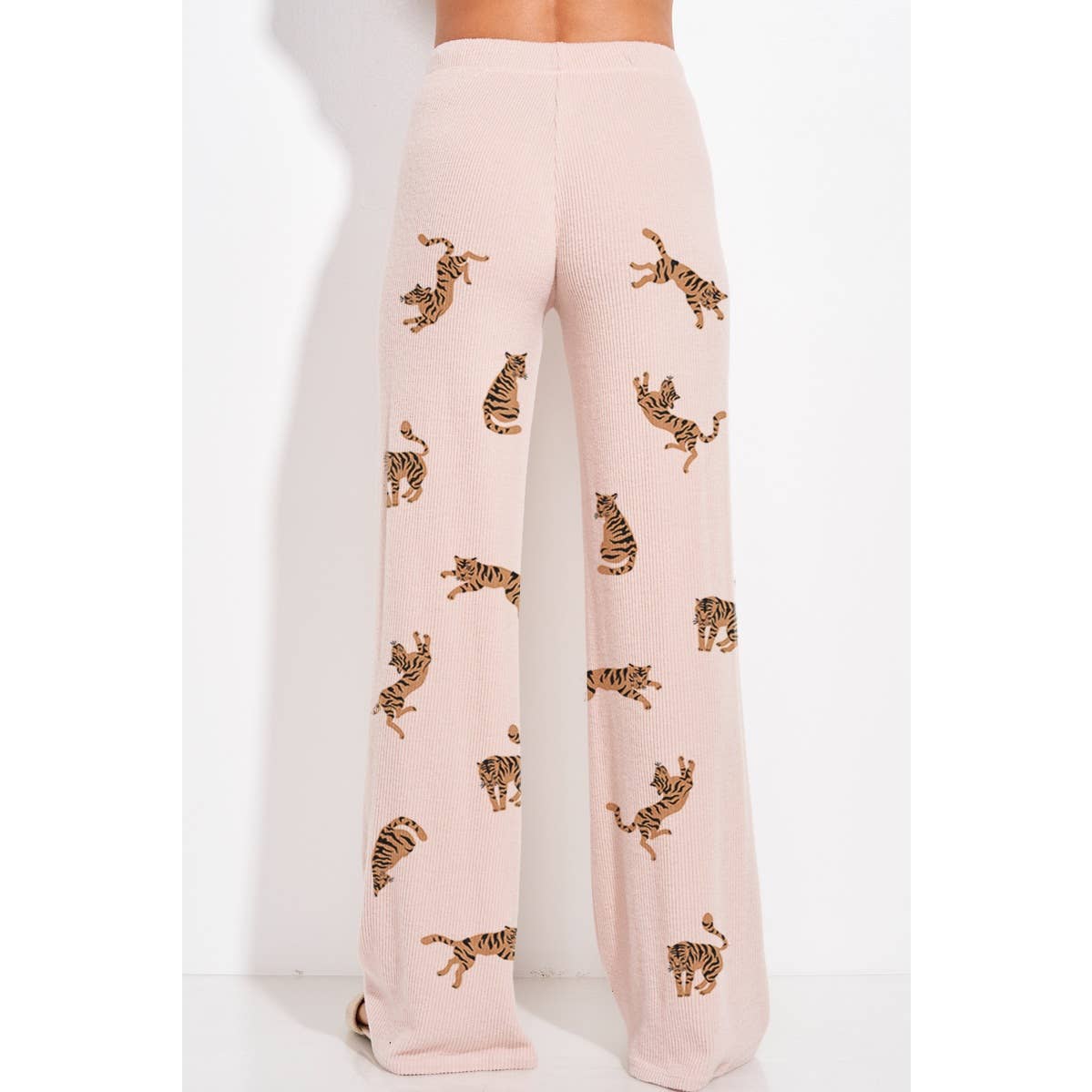 Phil Love – Großhandel Loungewear-Set – Damen – Phil Love Lounge-Set mit Kapuzenpullover und Allover-Tigerdruck3