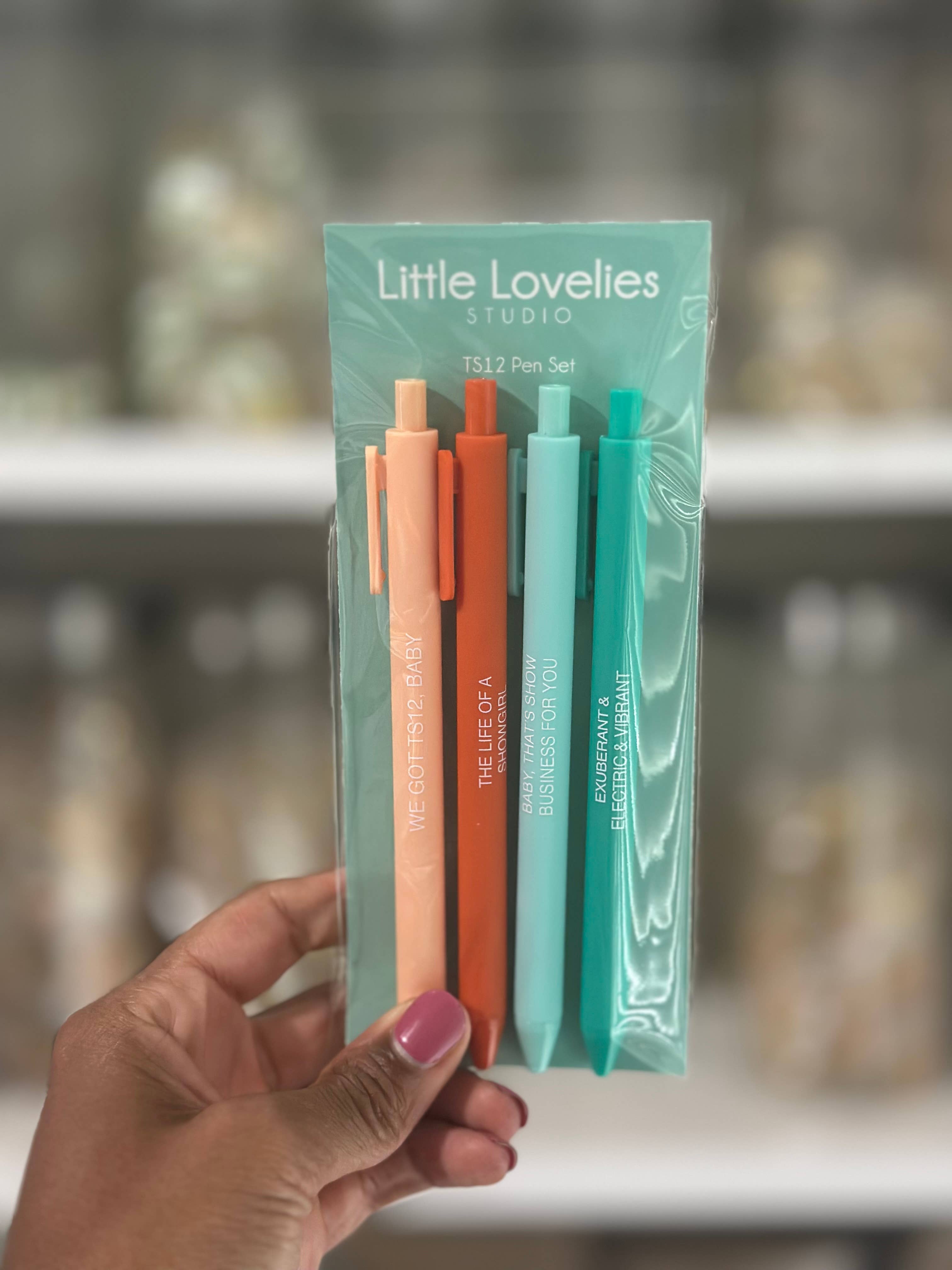 Little Lovelies Studio - Venta al por mayor Bolígrafo - Juego de 4 bolígrafos TS12 – Bolígrafos inspirados en la vida de una showgirl1