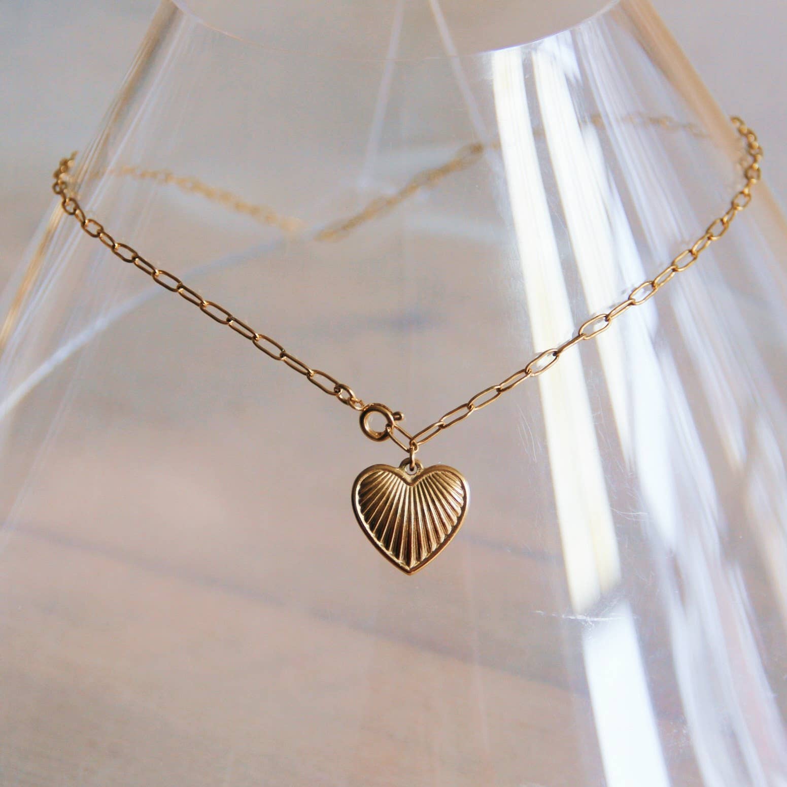 Bazou - Wholesale Pendant/Charm Necklace - Stainless steel d-chain necklace with decorated heart - gold2