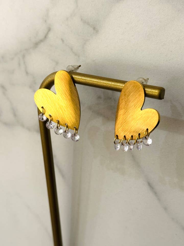 Ohrringe mit gebürstetem Goldherz und Zirkonsteinen für den Großhandel von Cassette Barcelona