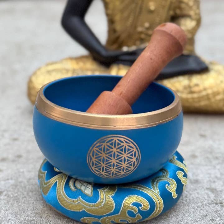 Tibetisches Blume-des-Lebens-Klangschalen-Set mit Klöppel und Kissen für den Großhandel von Lungta Imports