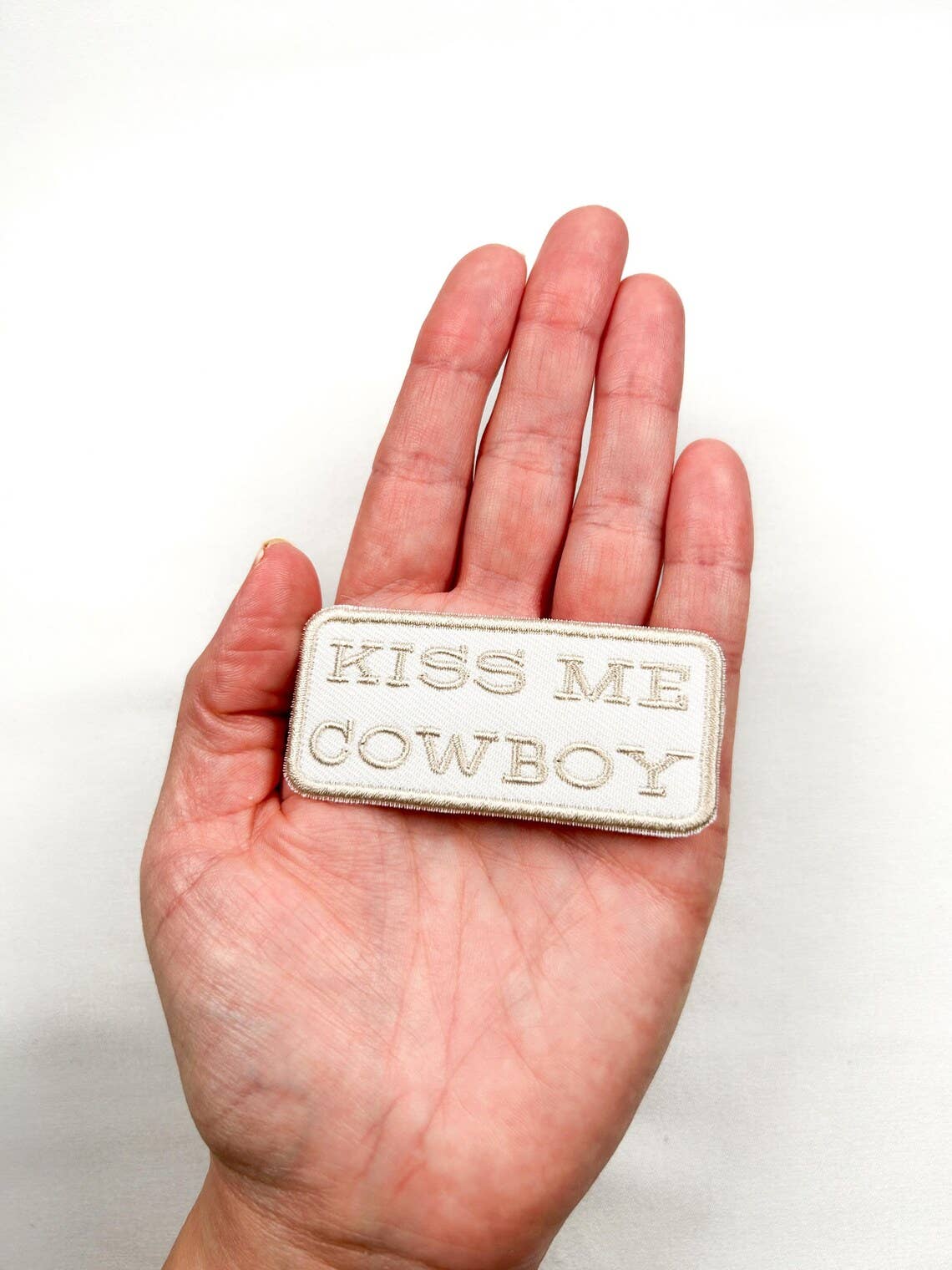 Field Trip Threads - Vente Écusson - Écusson thermocollant brodé « Kiss Me Cowboy » style western rodeo2