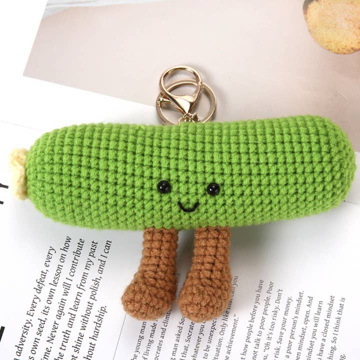 Ornamenti-cetrioli lavorati a maglia peluche portachiavi ciondoli per la vendita all'ingrosso da parte di Eagle Crest Industries Inc.