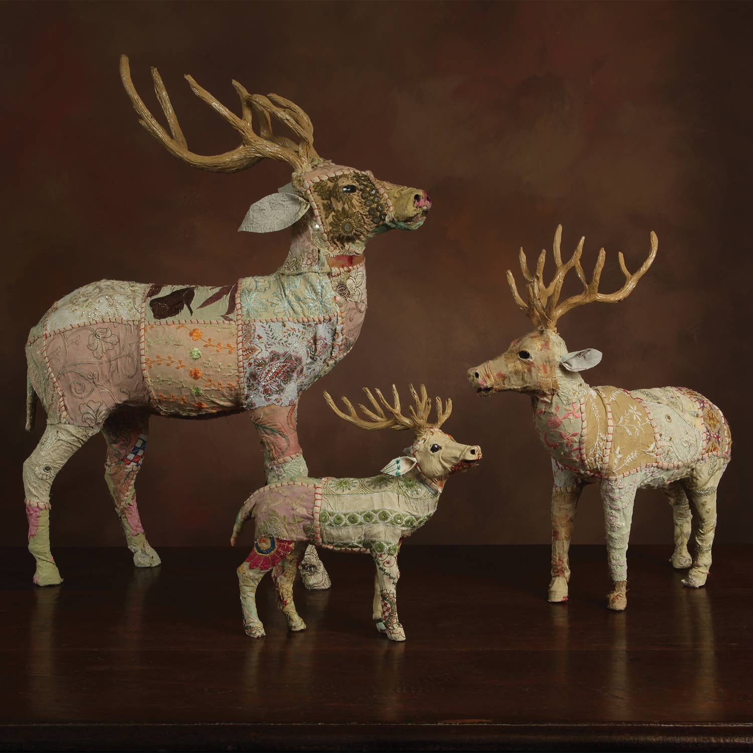 HomArt – wholesale Dekorativt bordsobjekt – Bayerska skogstaget stående - Sm - Beige Sari3