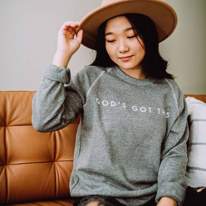 God's got this Block Schriftart - graues Crewneck Sweatshirt für den Großhandel von Design District Co