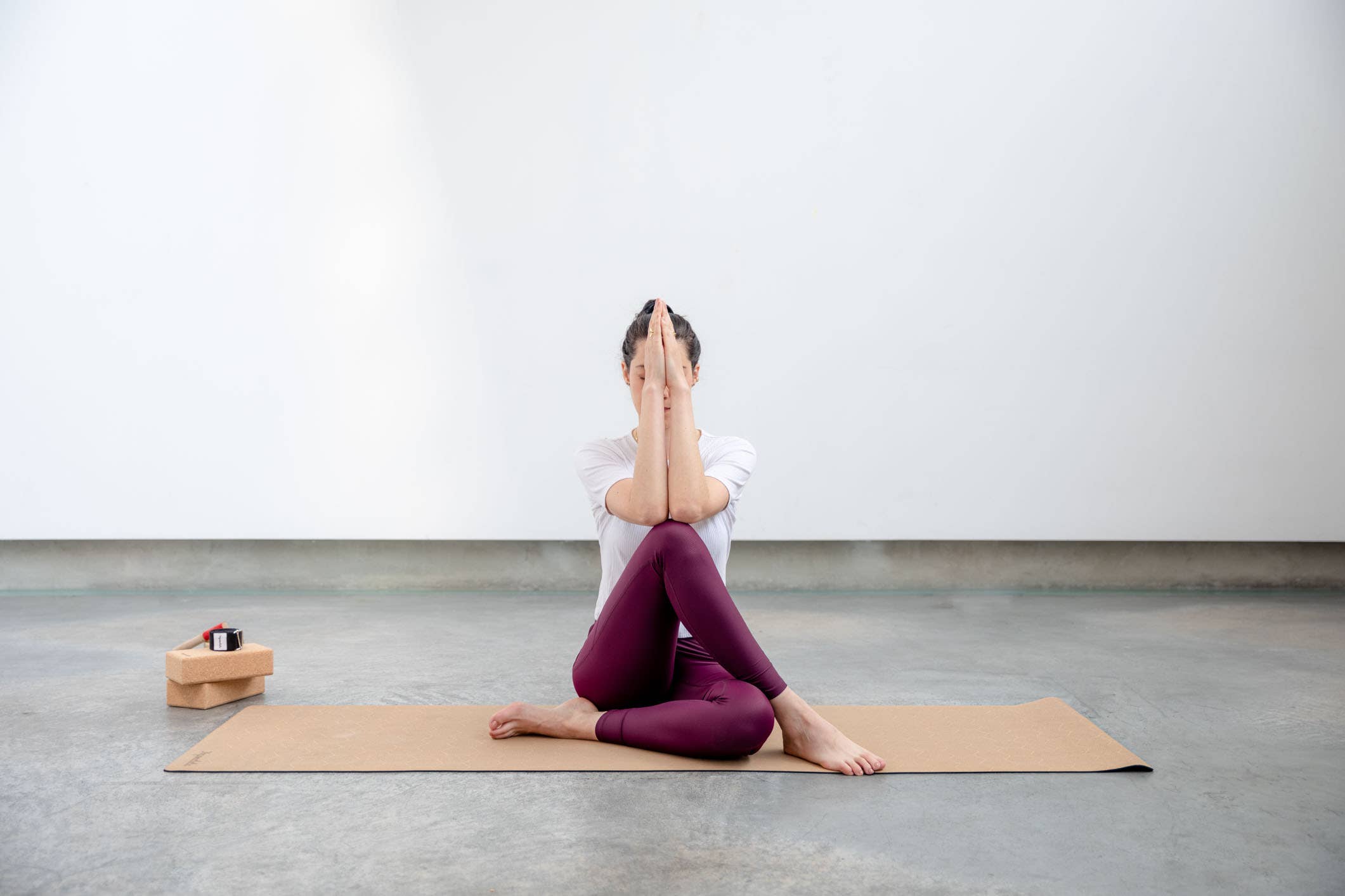 Yogamatata - Venta al por mayor Esterillas de yoga - Esterilla de yoga Comfort “Hive” de caucho y corcho con diseño art déco de panal6