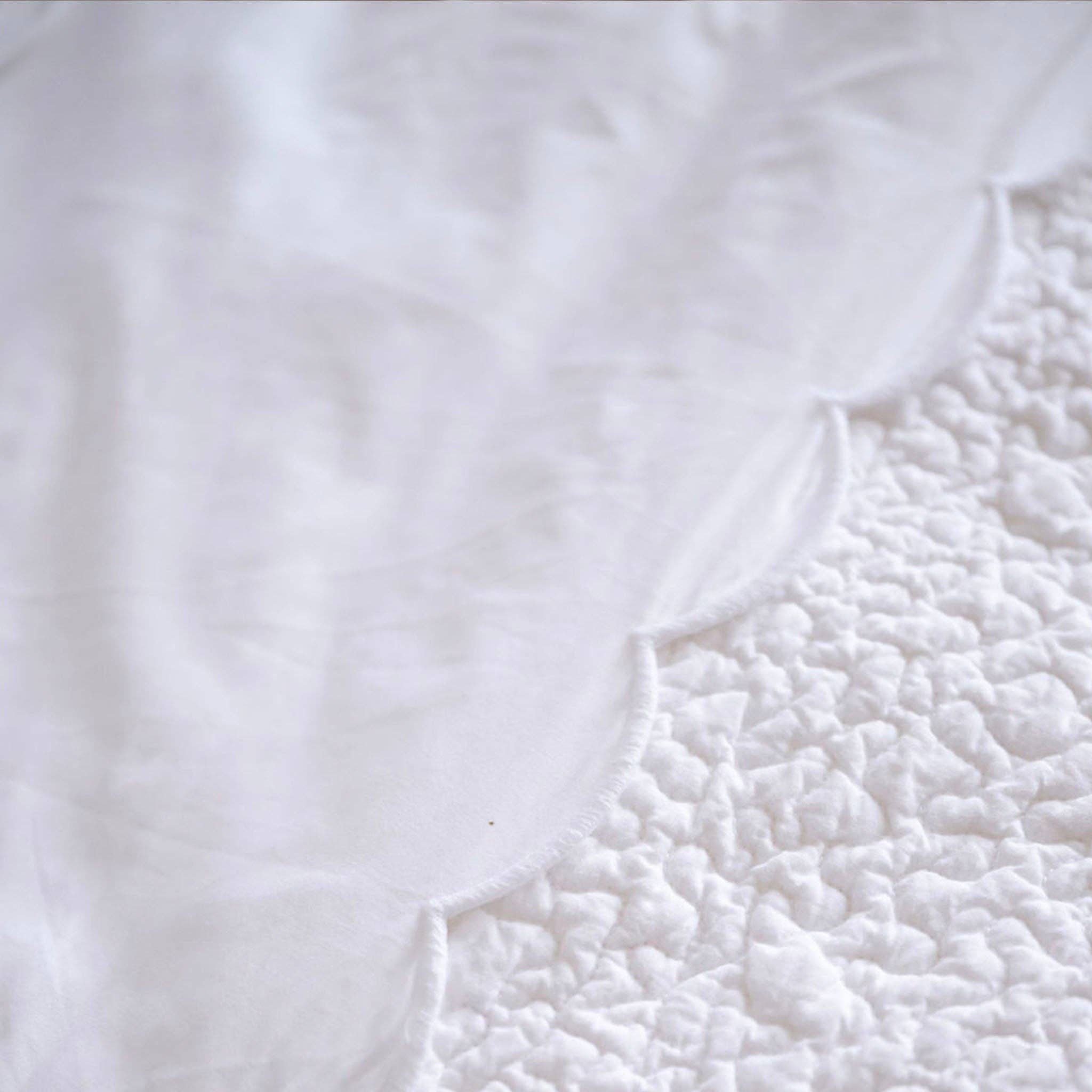 White Scalloped Edge 400TC Cotton Sheet Sets for wholesale on Faire2