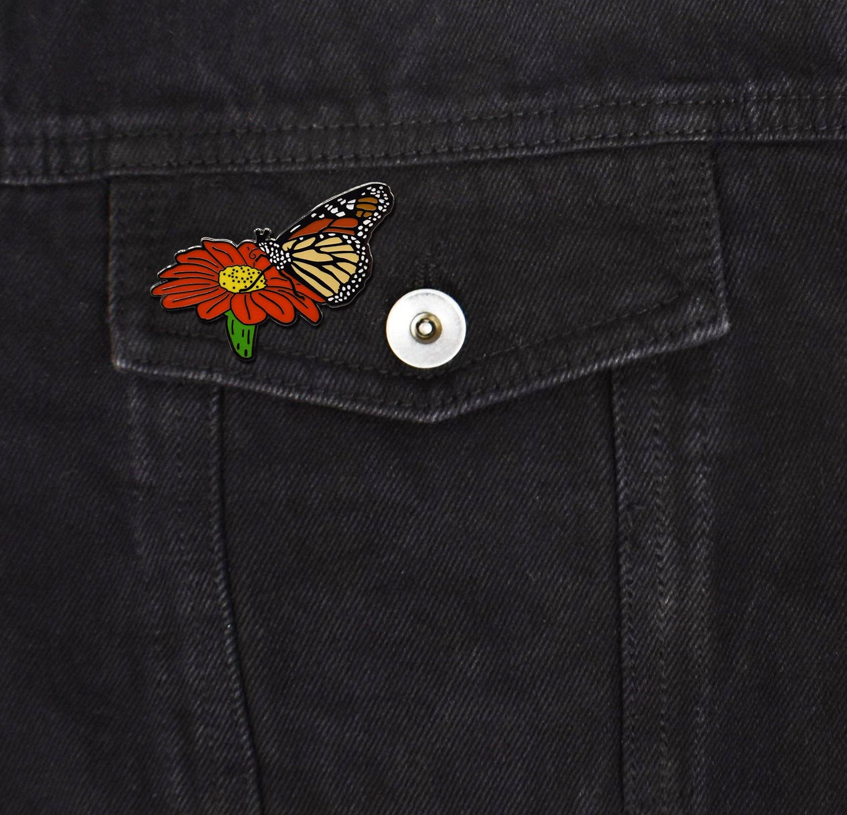 Farfalla monarca sul fiore Spilla da bavero smaltata con farfalla monarca su fiore in vendita all'ingrosso su Faire1
