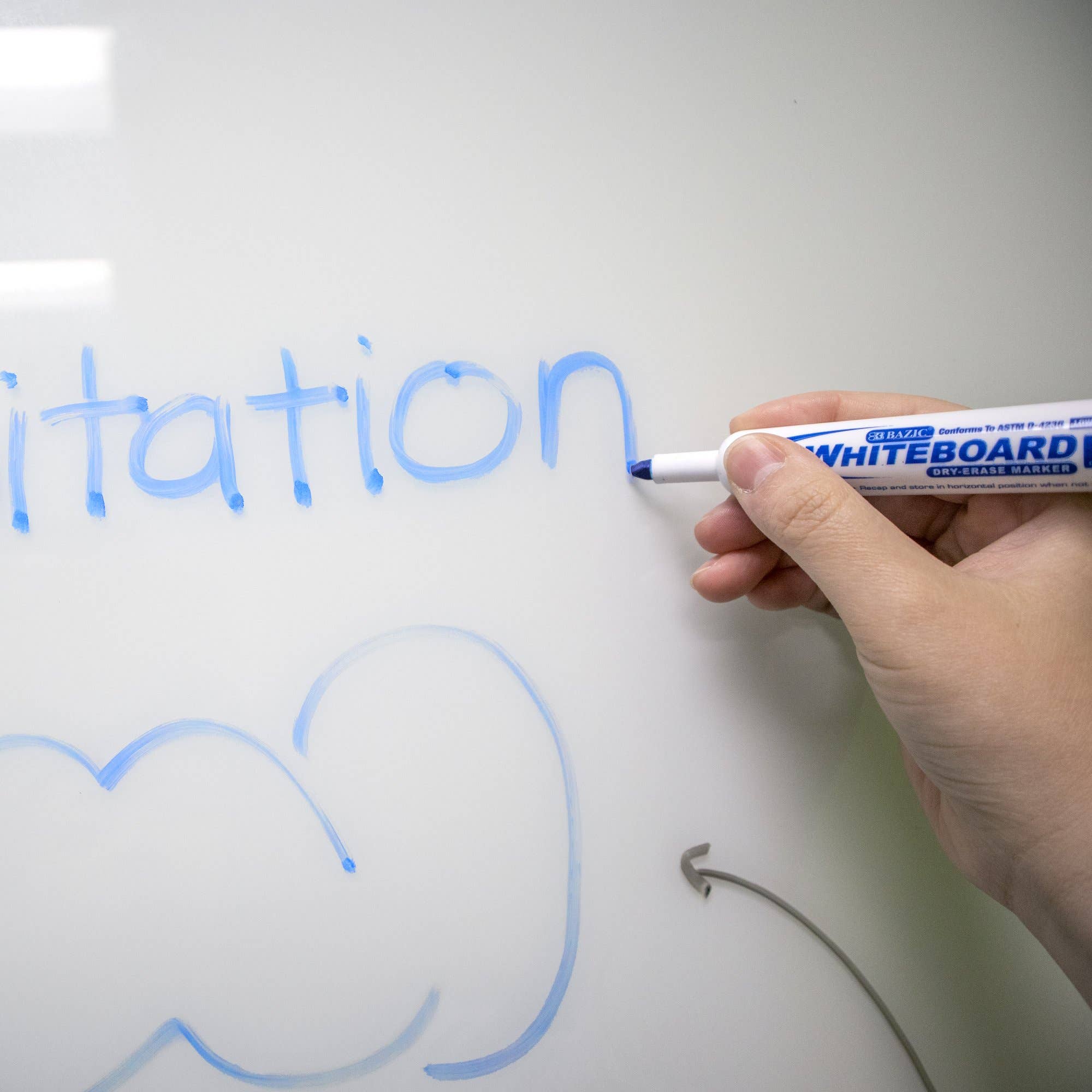 Luna Office Supply -  Everyday Essential – Caneta hidrográfica por atacado – Marcadores apagáveis a seco com ponta de cinzel preto - pacote com 121