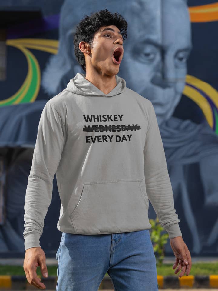 Whiskey Varje Dag - Herrhoodie för wholesale av Smart Ass Shirts