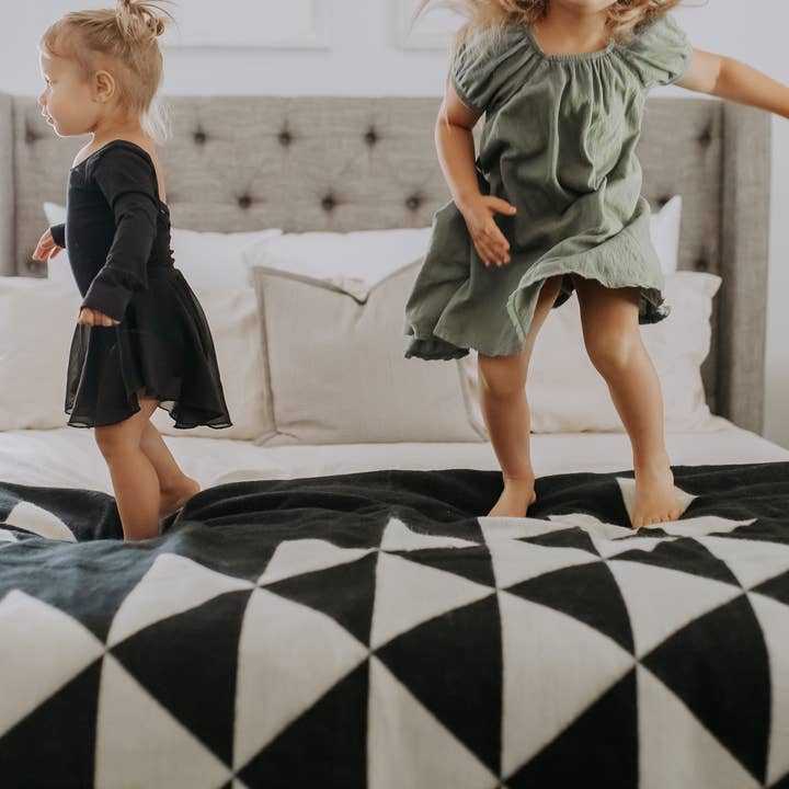 Beyond Borders Collective | Artisan-Made Blankets & Throws - Wholesale Throw Blanket - Nevado Blanket - Natural / Black | home decor| Spring Decor