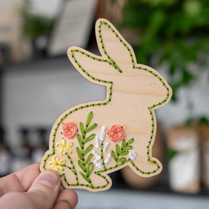 Vårkanin Broderikit för wholesale av Still Magnolia