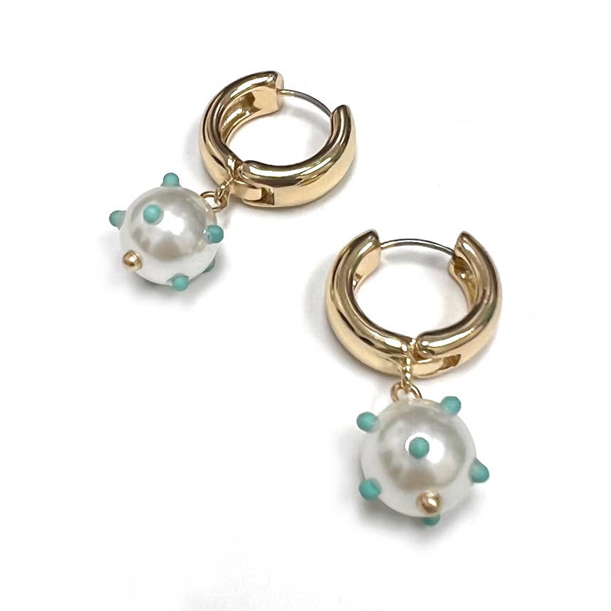 StarryNYC - Vendita all'ingrosso Orecchini pendenti - Pendente a sfera di perle con orecchini Huggie3