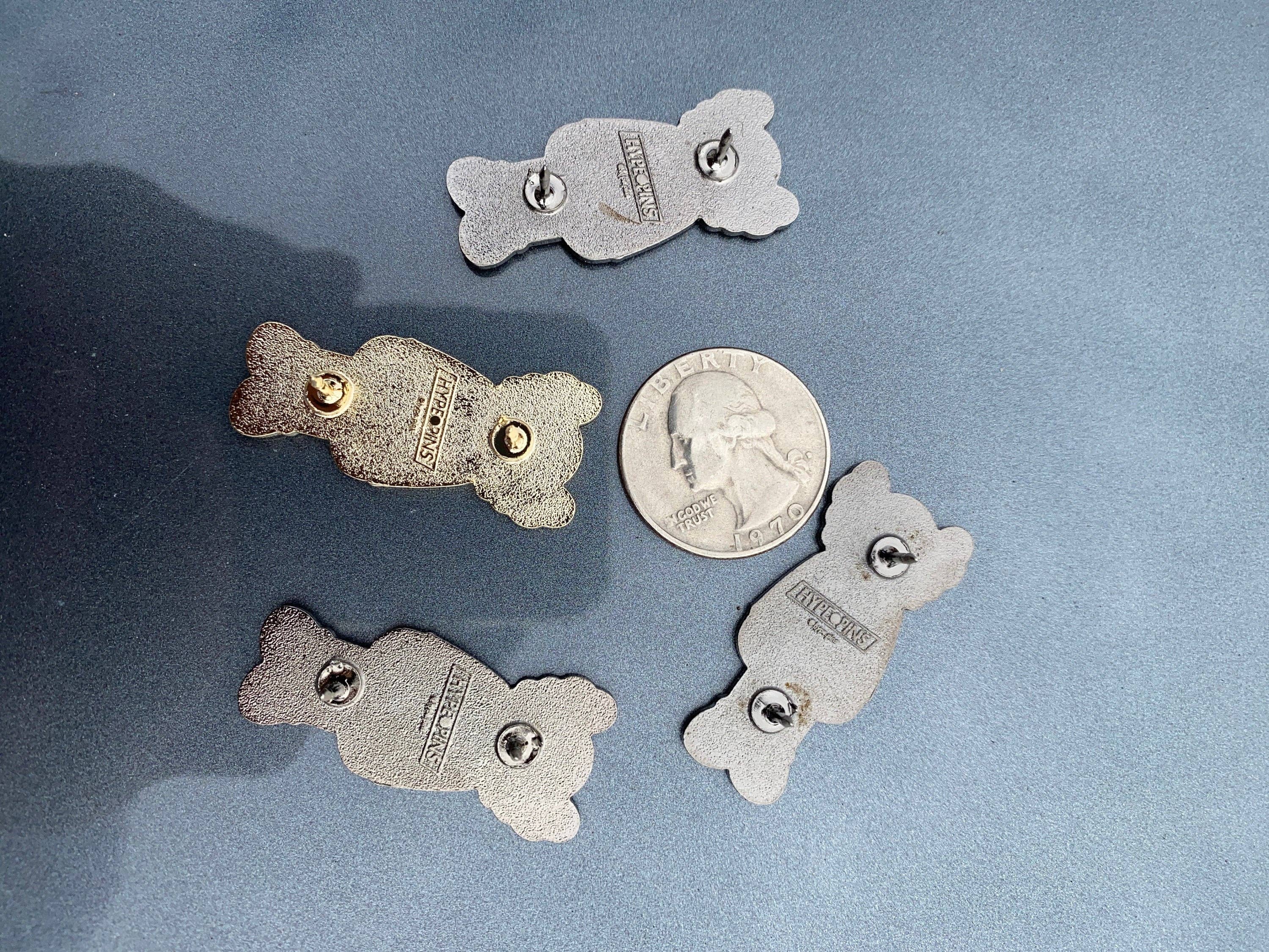 Hype Pins - Venta al por mayor Botón/prendedor - Pin HypeBeast KAWS Pin de esmalte duro blanco3