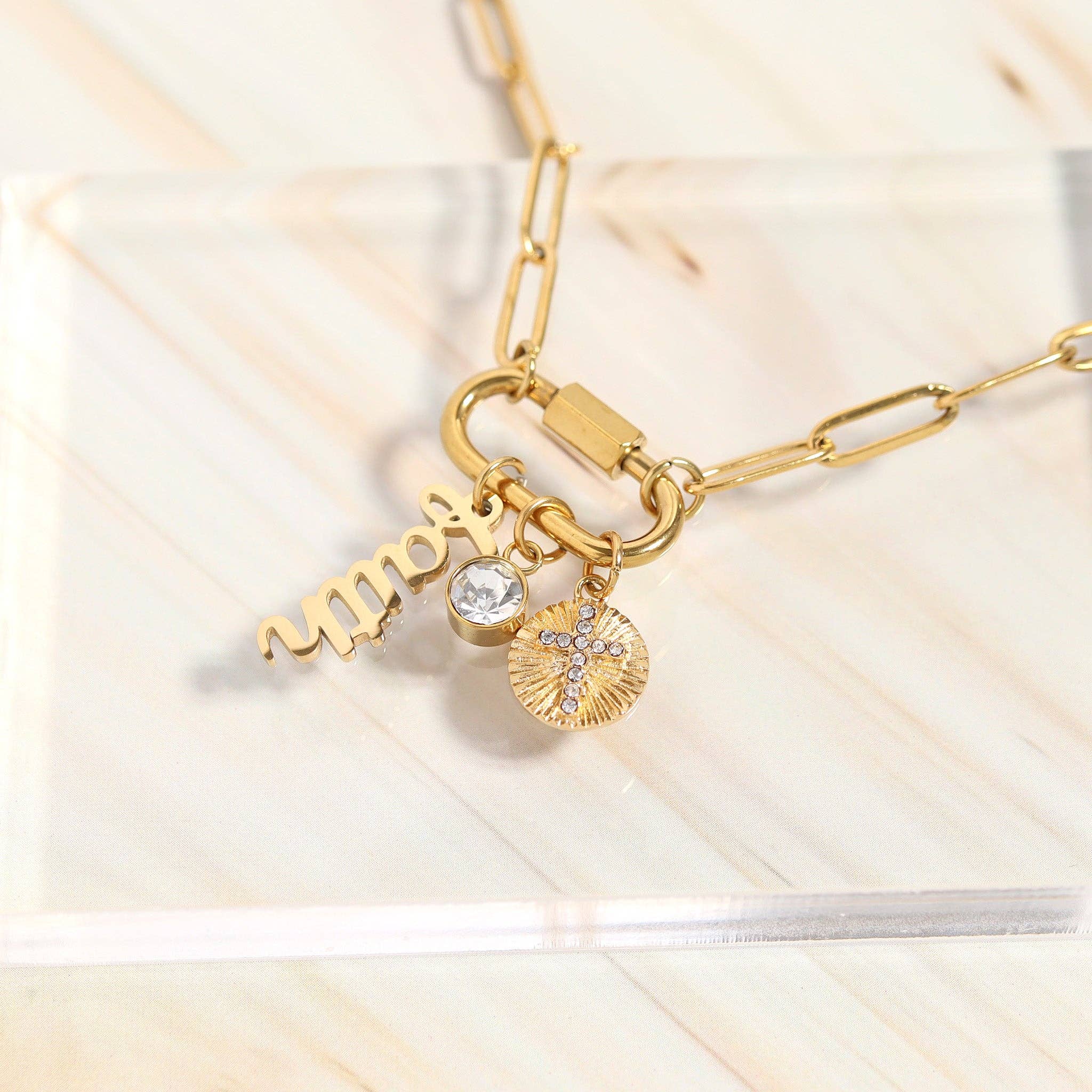 WJW - Venta al por mayor Collares con colgantes/abalorios - Collar con charm de clip en forma de eslabón ’Faith’ en oro PVD 18K con mosquetón2