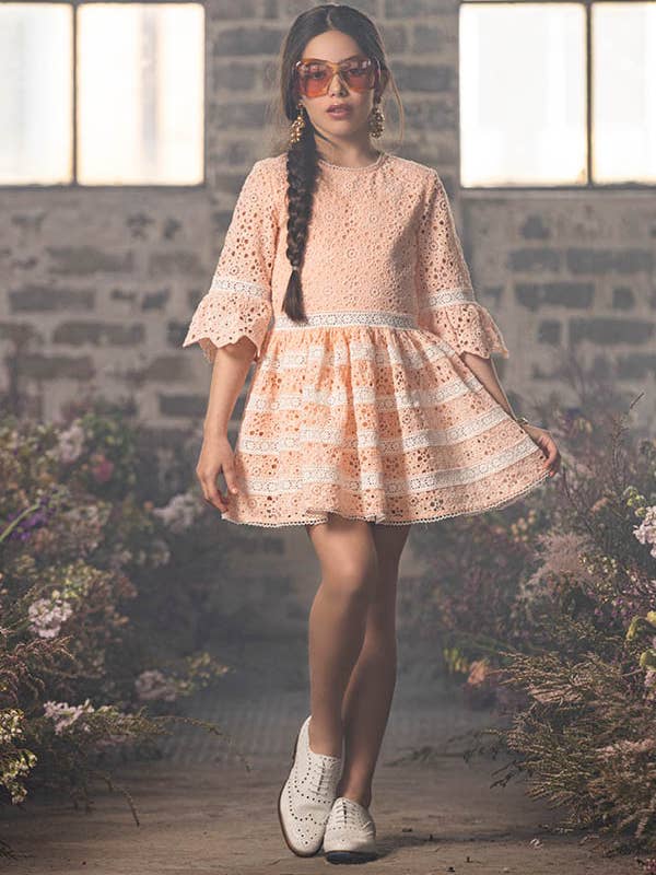 Robe brodée Ella pour la vente par Marlo Kids