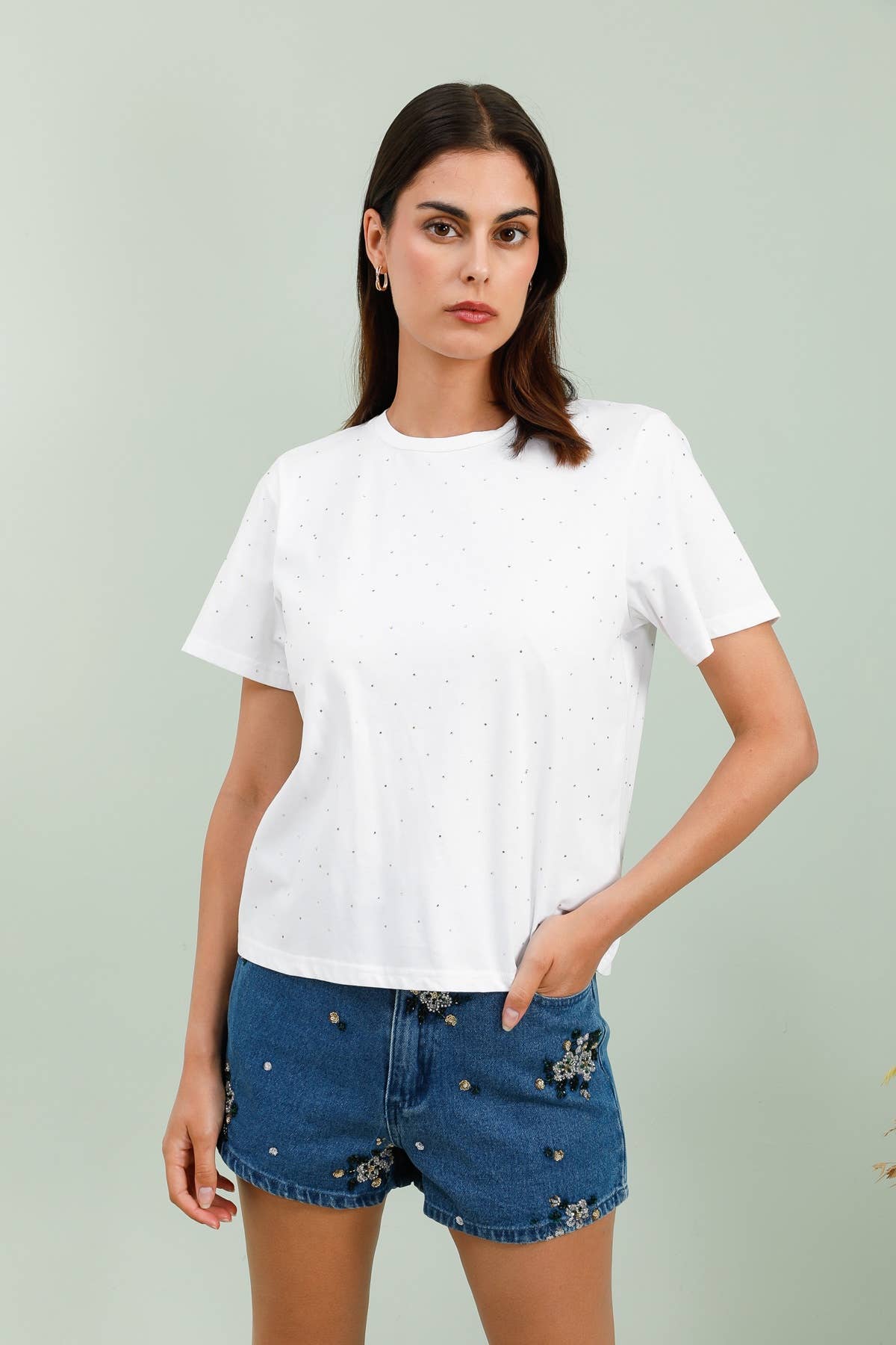 Vit Daphnea t-shirt med strassdetaljer för wholesale på Faire0