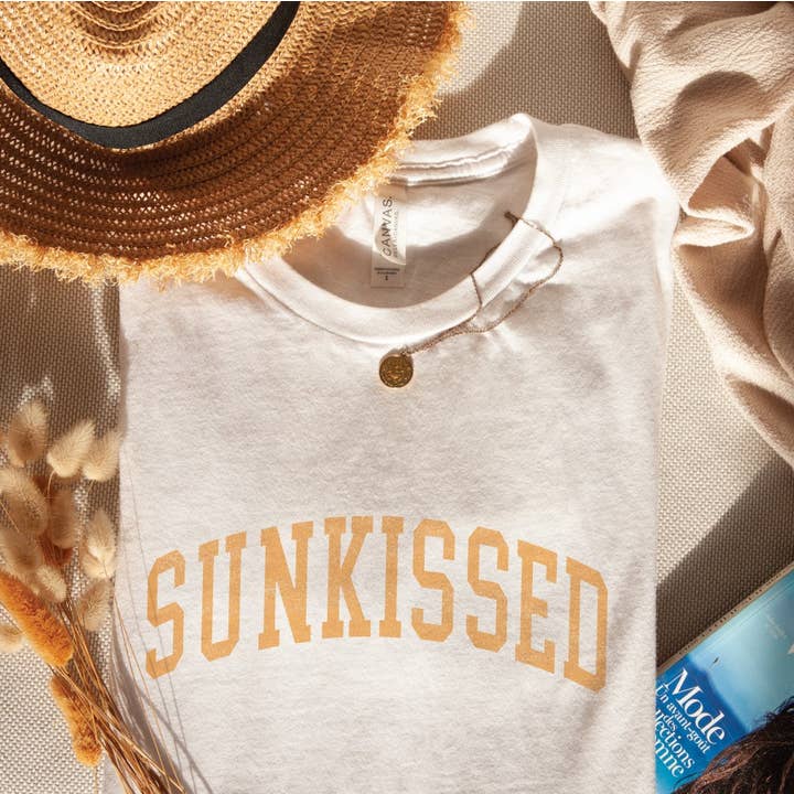 OAT COLLECTIVE – T-shirt estampada - Mulher por atacado – Camiseta gráfica SUNKISSED