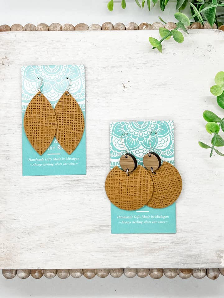 Handgjorda Mustard Micro Linne Läderörhängen för wholesale av Fleece & Fancy