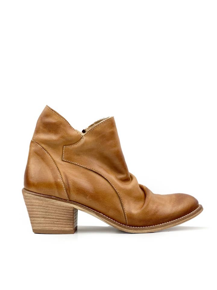 Shina enkellaarsjes in nubuckleer bruin - glad voor wholesale door Eccellenza Donna