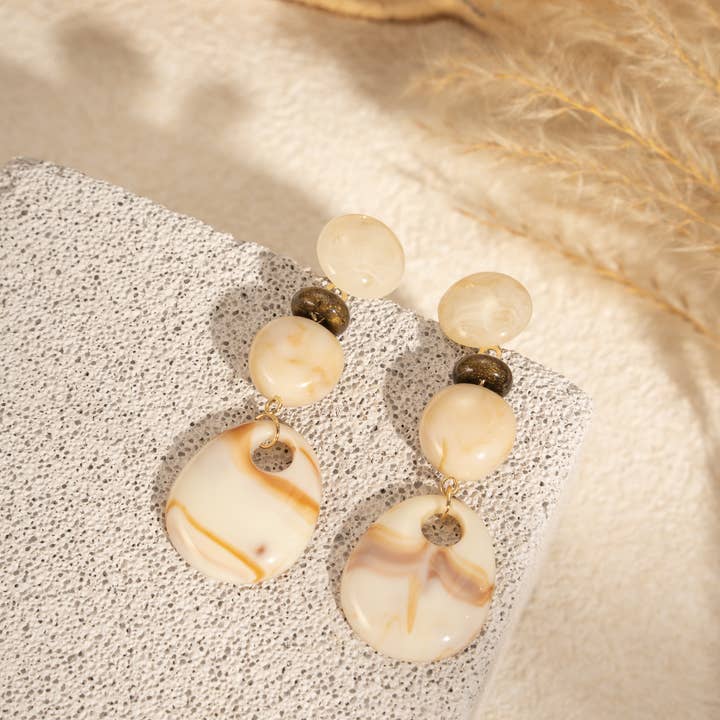 COSMOS - Wholesale Dangle Earrings - Chic women's earrings in marbled gradient ecru resin0