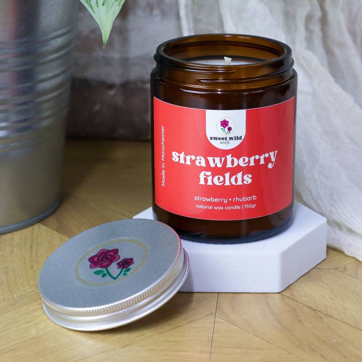 Bougie en cire naturelle Strawberry Fields - fraise • rhubarbe pour la vente par Sweet Wild Scents