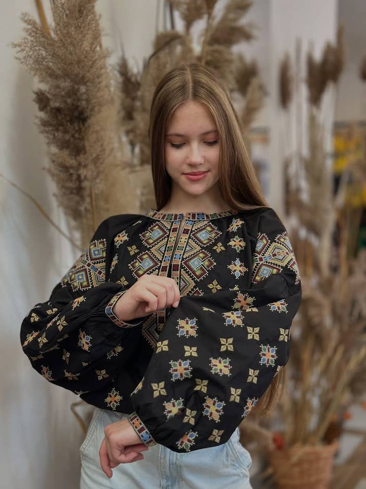 Blouse Bohème Brodée pour Femmes Vyshyvanka Anastasia pour la vente par Folkmoda