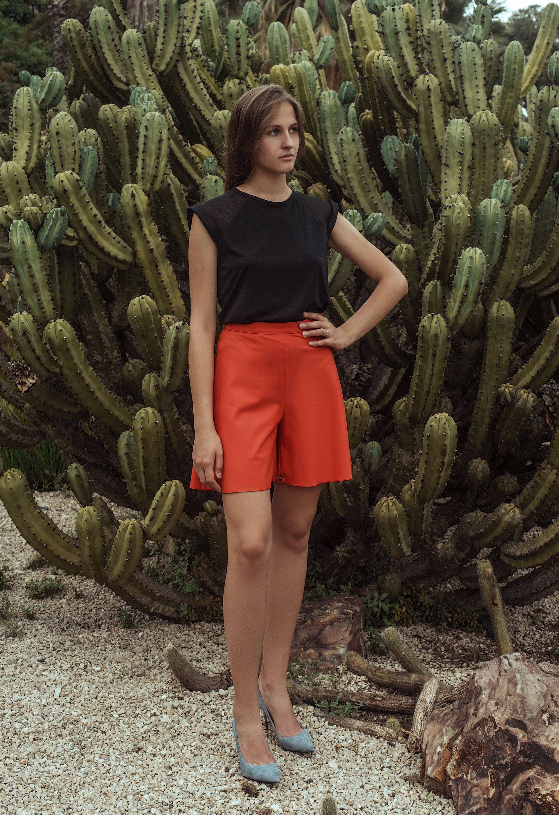 noir T-shirt noir avec finitions en organza en vente sur Faire0