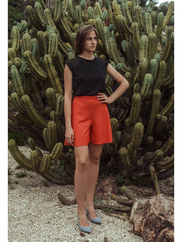 svart Svart topp t-shirt med organza finish för wholesale på Faire