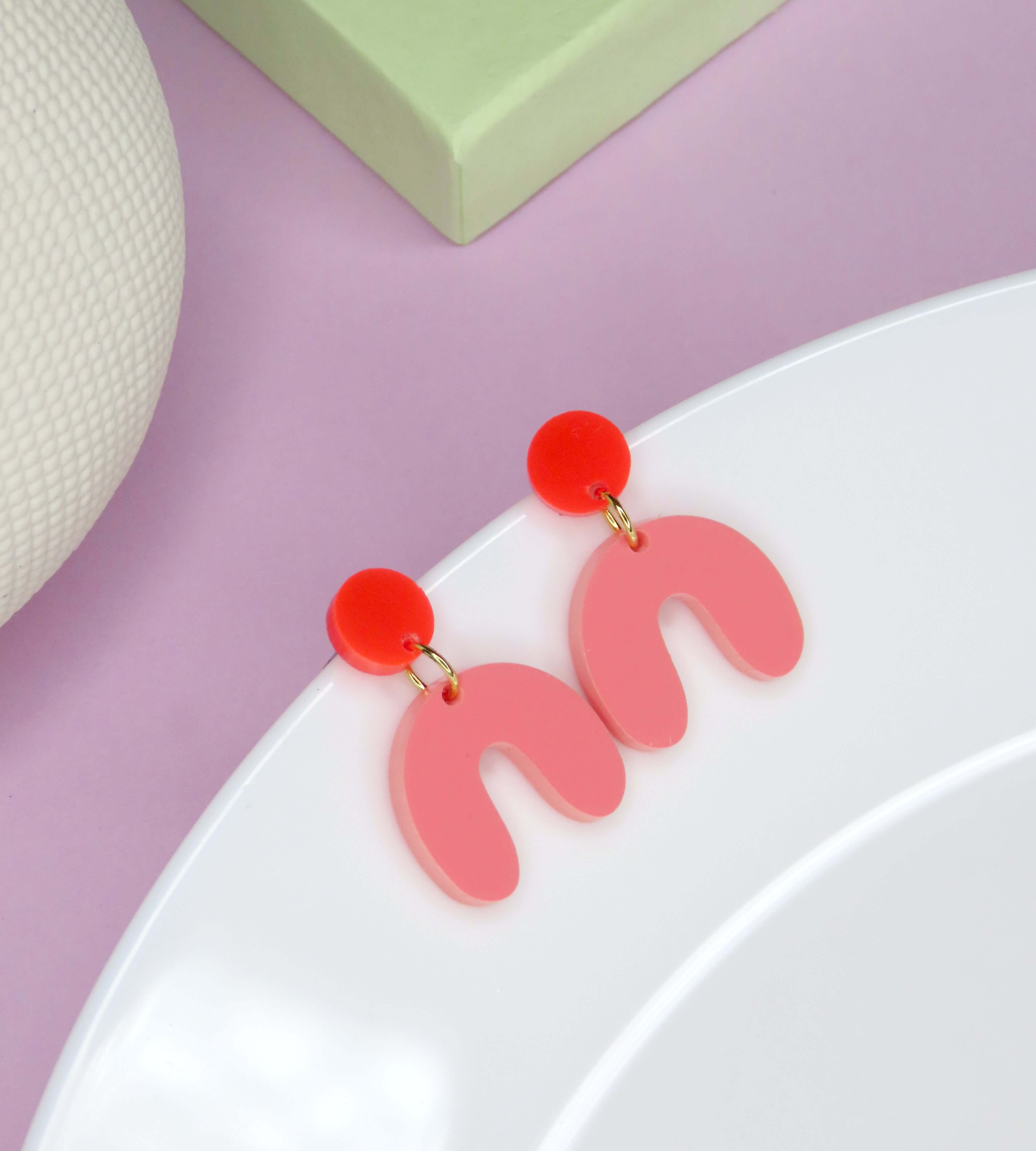 Niemalsmehrohne – wholesale Hängande örhängen – Små båge örhängen i ljusröd jordgubbe1