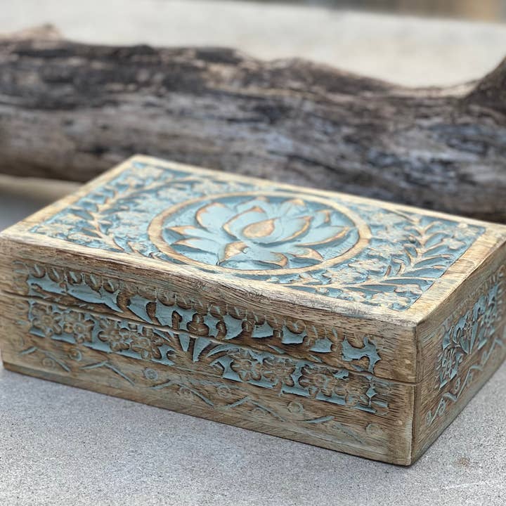 Lungta Imports - Vente Boîte/rangement à bijoux - Boîte en bois sculptée à la main avec motif lotus pour bijoux et montres5