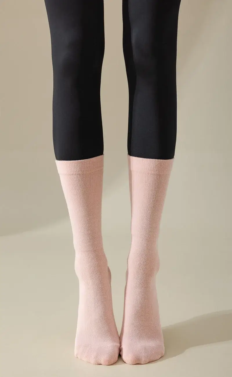 Mescola 9 colori Calze antiscivolo per yoga e pilates in vendita all'ingrosso su Faire9