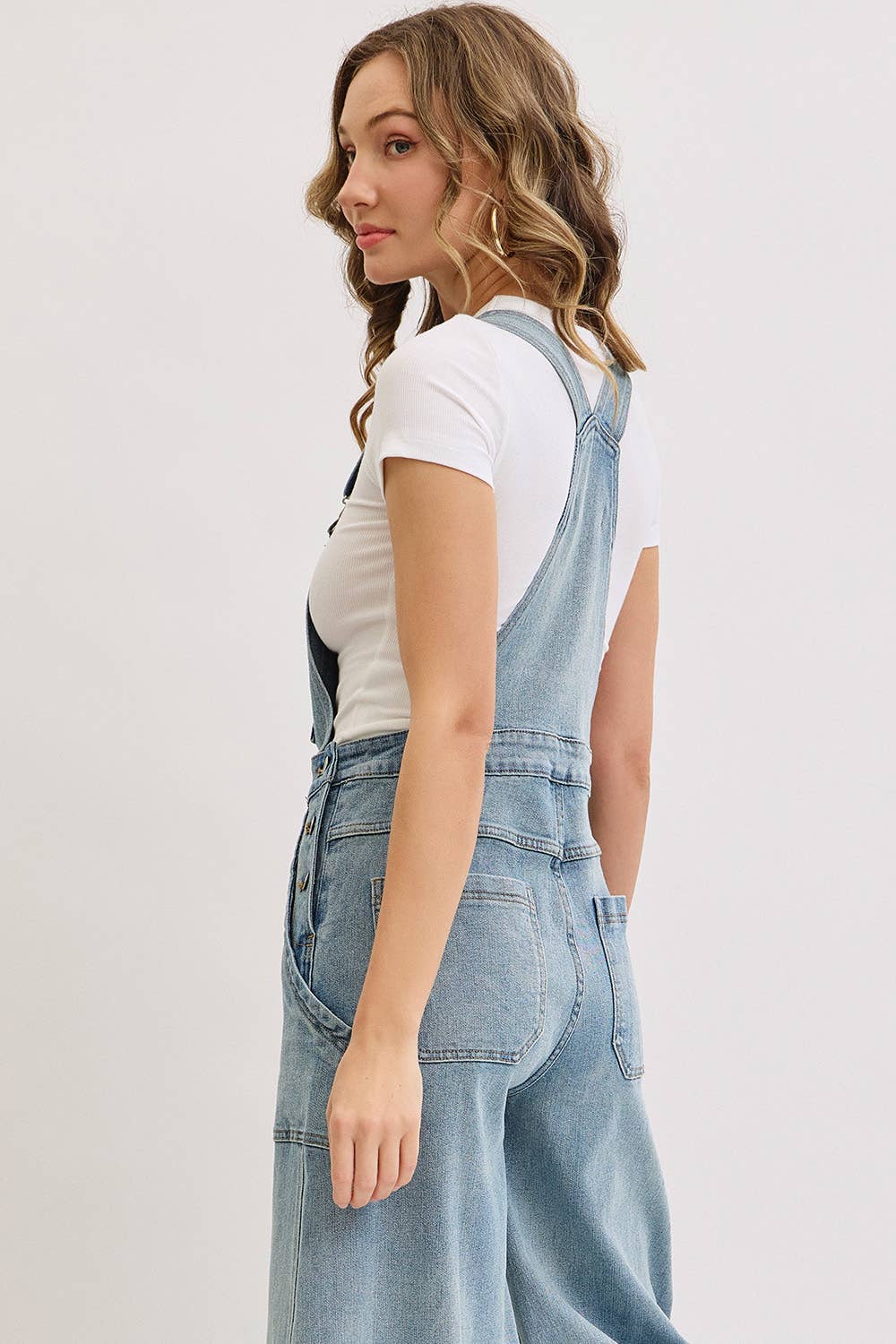 DENIMBLAUW DENIM OVERALL MET WIJDE PIJPEN voor groothandel op Faire6