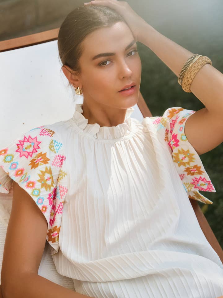 Top con maniche a balze ricamate Plus per la vendita all'ingrosso da parte di Oddi