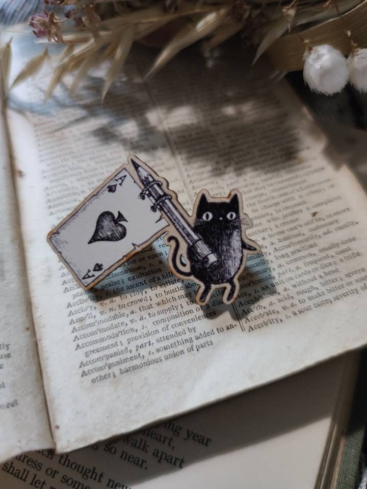 Alfiler de madera Solitaire Simon con forma de gato negro para venta al por mayor de Jon Turner Illustration