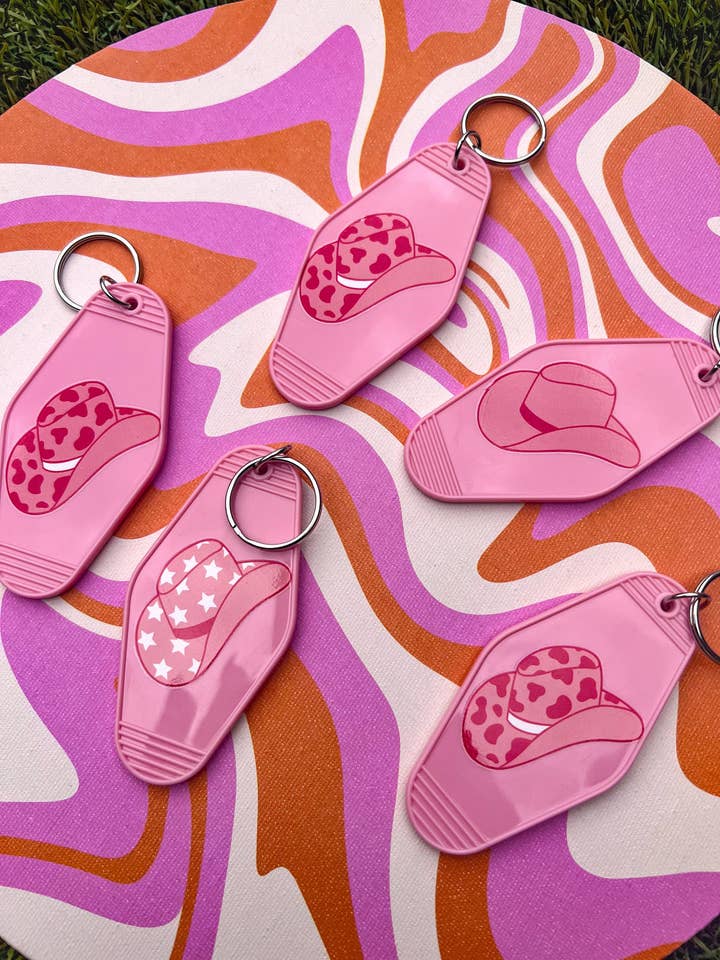 Portachiavi Motel rosa con cappello da cowgirl per la vendita all'ingrosso da parte di ShopCassiesCrafts