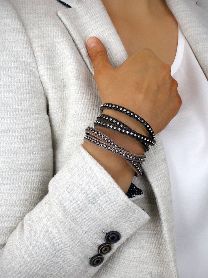 Dunkelbraunes dreifaches Wickellederarmband mit Kristallen für den Großhandel von DIGE DESIGNS